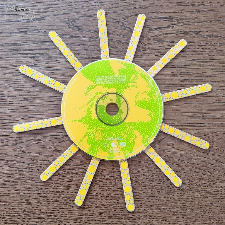 Activité créative, manuelle et récup' enfants - Fabriquer un soleil avec un CD et des bâtonnets de glace en bois - Bricolage, Peinture, Graphismes, Dessin, Points, Collage - Recyclage, Surcyclage - Bricolage facile et rapide pour un thème sur la météo, le ciel ou l'été - Arts visuels et atelier Maternelle et élémentaire - Créativité - Cycle 1 ou 2 - tutoriel photos - mslf