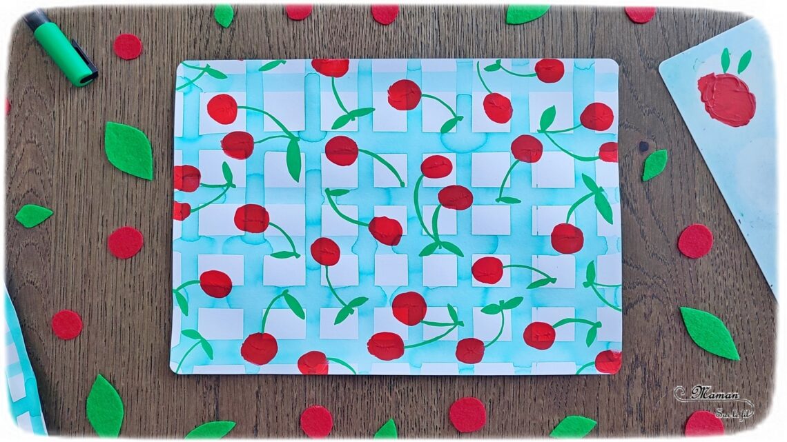 Activité créative et manuelle enfants - Peindre une nappe estivale avec des cerises - Lignes horizontales et verticales à l'encre à l'aide d'une grille de four Pastèque en feutrine - Quadrillage et graphisme maternelle - Cerises en peinture au doigt - Empreintes de doigts et dessin - Pique-Nique - Fruits d'été - Bricolage facile et rapide pour un thème sur les aliments, les fruits ou l'été - Arts visuels et atelier Maternelle et élémentaire - Créativité - Cycle 1 ou 2 - tutoriel photos et vidéo - mslf