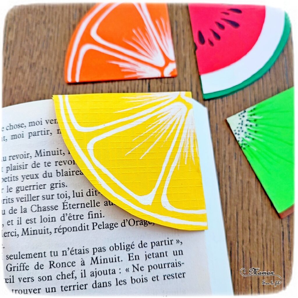 Activité créative et manuelle enfants - Fabriquer des marque-pages Fruits d'été - Pastèque, citron, orange et kiwi - Bricolage, cadeau parfait à offrir pour les lectures d'été et de vacances - Utilisation de chutes de papier, géométrie, découpage, collage - Dessins et graphismes - Bricolage facile et rapide pour un thème sur les aliments, les fruits ou l'été - Arts visuels et atelier Maternelle et élémentaire - Créativité - Cycle 1 ou 2 - tutoriel photos - mslf