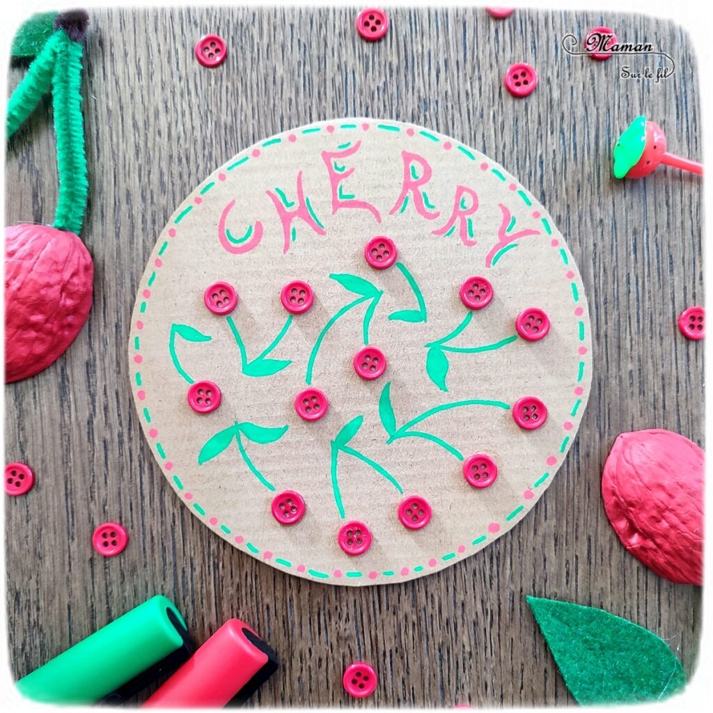 Activité créative et manuelle enfants - Créer une carte Cerises avec des boutons - Récup' de carton rond - Art visuels en cercle - Collage de boutons - Cadre en graphismes maternelle - Dessin et écriture - Recyclage, surcyclage - Fruits d'été - Bricolage facile et rapide pour un thème sur les aliments, les fruits ou l'été - Arts visuels et atelier Maternelle et élémentaire - Créativité - Cycle 1 ou 2 - tutoriel photos - mslf