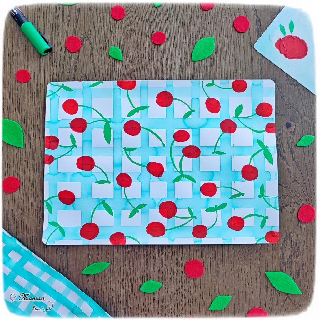 Activité créative et manuelle enfants - Peindre une nappe estivale avec des cerises - Lignes horizontales et verticales à l'encre à l'aide d'une grille de four Pastèque en feutrine - Quadrillage et graphisme maternelle - Cerises en peinture au doigt - Empreintes de doigts et dessin - Pique-Nique - Fruits d'été - Bricolage facile et rapide pour un thème sur les aliments, les fruits ou l'été - Arts visuels et atelier Maternelle et élémentaire - Créativité - Cycle 1 ou 2 - tutoriel photos et vidéo - mslf