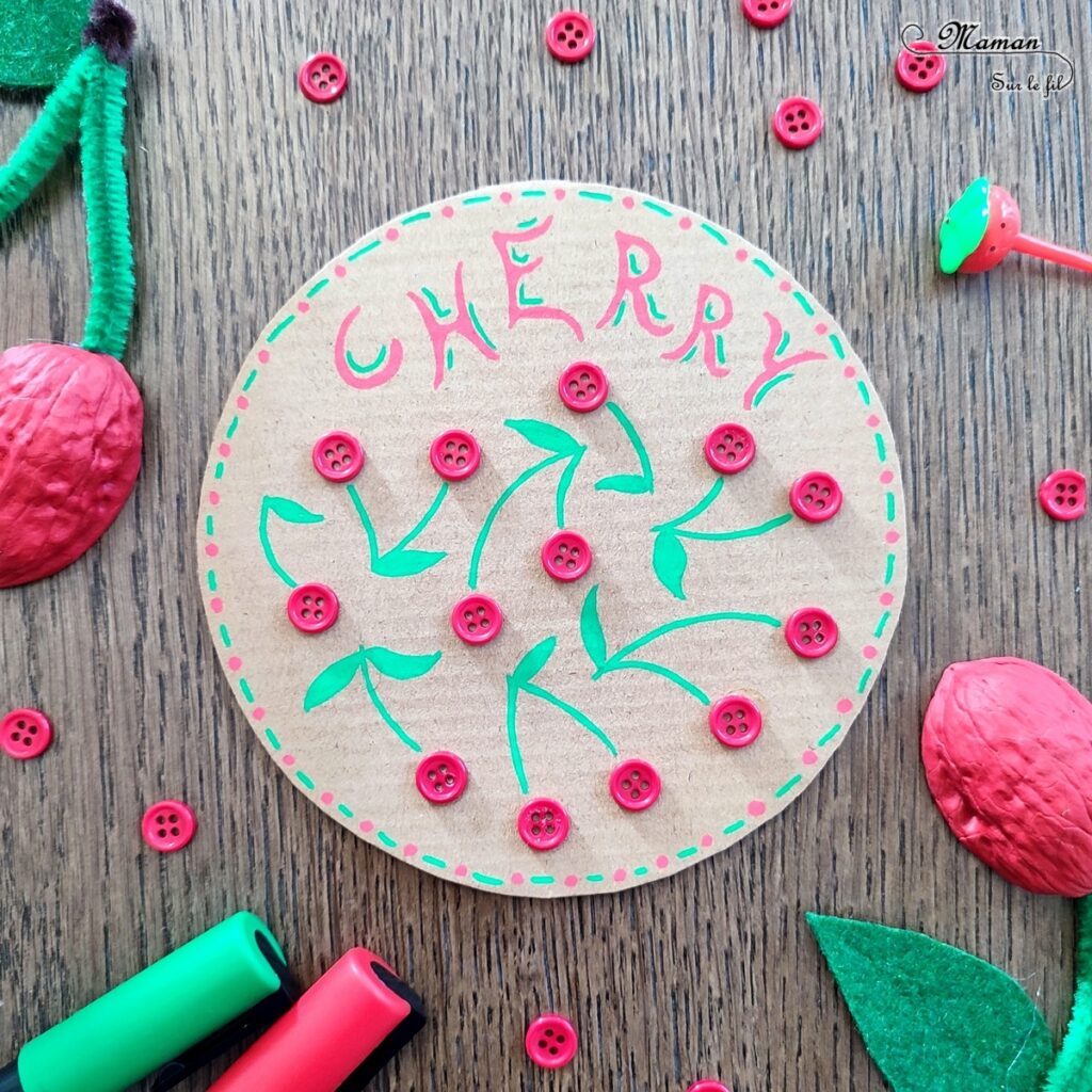 Activité créative et manuelle enfants - Créer une carte Cerises avec des boutons - Récup' de carton rond - Art visuels en cercle - Collage de boutons - Cadre en graphismes maternelle - Dessin et écriture - Recyclage, surcyclage - Fruits d'été - Bricolage facile et rapide pour un thème sur les aliments, les fruits ou l'été - Arts visuels et atelier Maternelle et élémentaire - Créativité - Cycle 1 ou 2 - tutoriel photos - mslf