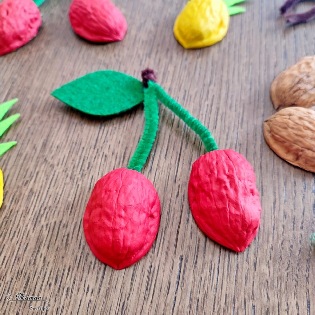 Activité créative, manuelle et récup' enfants - Fabriquer des ananas et des cerises avec des coquilles de noix - Recyclage et surcyclage - Peinture, découpage, collage feutrine et fils chenille - Décoration tropicale - Nature - Fruits d'été et exotiques - Tropiques - Bricolage facile et rapide pour un thème sur les aliments, les fruits ou l'été - Arts visuels et atelier Maternelle et élémentaire - Créativité - Cycle 1 ou 2 - tutoriel photos - mslf