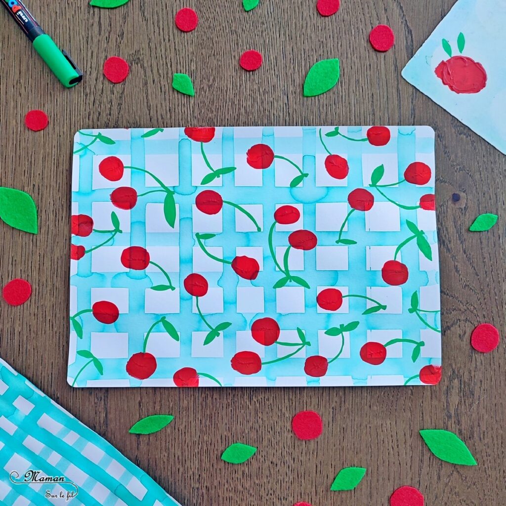 Activité créative et manuelle enfants - Peindre une nappe estivale avec des cerises - Lignes horizontales et verticales à l'encre à l'aide d'une grille de four Pastèque en feutrine - Quadrillage et graphisme maternelle - Cerises en peinture au doigt - Empreintes de doigts et dessin - Pique-Nique - Fruits d'été - Bricolage facile et rapide pour un thème sur les aliments, les fruits ou l'été - Arts visuels et atelier Maternelle et élémentaire - Créativité - Cycle 1 ou 2 - tutoriel photos et vidéo - mslf