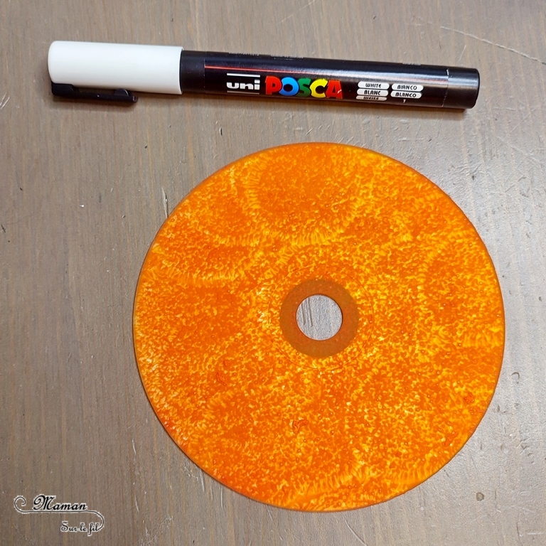 Activité créative et manuelle enfants - Créer des fruits d'été avec de vieux CD - Pastèque, citron et orange - Bricolage Récup' et peinture - Recyclage, surcyclage de compact disc - Dessin - Bricolage facile et rapide pour un thème sur les aliments, les fruits ou l'été - Arts visuels et atelier Maternelle et élémentaire - Créativité - Cycle 1 ou 2 - tutoriel photos - mslf