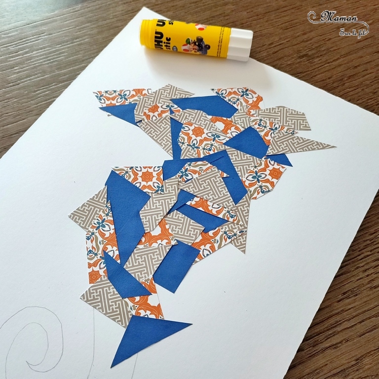 Activité créative et manuelle enfants - Créer un hippocampe en mosaïque de papiers collés - Récup' de chutes de papiers à motifs - Découpage et Collage - Pochoir noir pour le contraste - Utilisation d'une perforatrice - Recyclage, surcyclage - Bricolage facile pour un thème sur les animaux marins, la mer et l'été - Arts visuels et atelier Maternelle et élémentaire - Créativité - Cycle 1 ou 2 - tutoriel photos - mslf