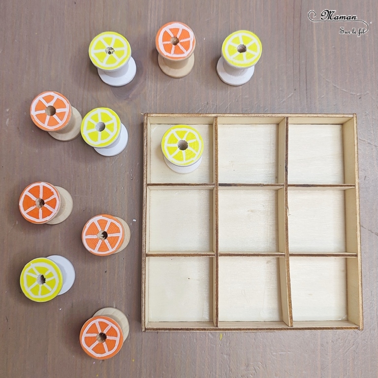 Activité créative et manuelle enfants - Fabriquer un jeu de morpion fruits d'été fait maison - Bricolage facile DIY et récup' - Recyclage de boîte et bobines de fils en bois - Dessin de fruits estivaux et agrumes : citrons et oranges - Tic Tac Toe et Oxo : jeu de logique - Bricolage facile et rigolo - Recyclage et surcyclage - Aliments, fruits, été - Arts visuels Maternelle et élémentaire - Créativité - Cycle 1 ou 2 - mslf