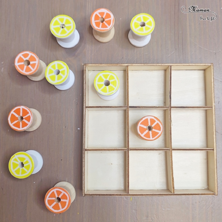 Activité créative et manuelle enfants - Fabriquer un jeu de morpion fruits d'été fait maison - Bricolage facile DIY et récup' - Recyclage de boîte et bobines de fils en bois - Dessin de fruits estivaux et agrumes : citrons et oranges - Tic Tac Toe et Oxo : jeu de logique - Bricolage facile et rigolo - Recyclage et surcyclage - Aliments, fruits, été - Arts visuels Maternelle et élémentaire - Créativité - Cycle 1 ou 2 - mslf