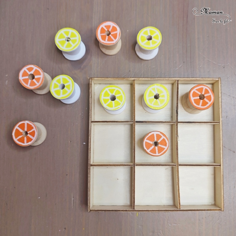 Activité créative et manuelle enfants - Fabriquer un jeu de morpion fruits d'été fait maison - Bricolage facile DIY et récup' - Recyclage de boîte et bobines de fils en bois - Dessin de fruits estivaux et agrumes : citrons et oranges - Tic Tac Toe et Oxo : jeu de logique - Bricolage facile et rigolo - Recyclage et surcyclage - Aliments, fruits, été - Arts visuels Maternelle et élémentaire - Créativité - Cycle 1 ou 2 - mslf