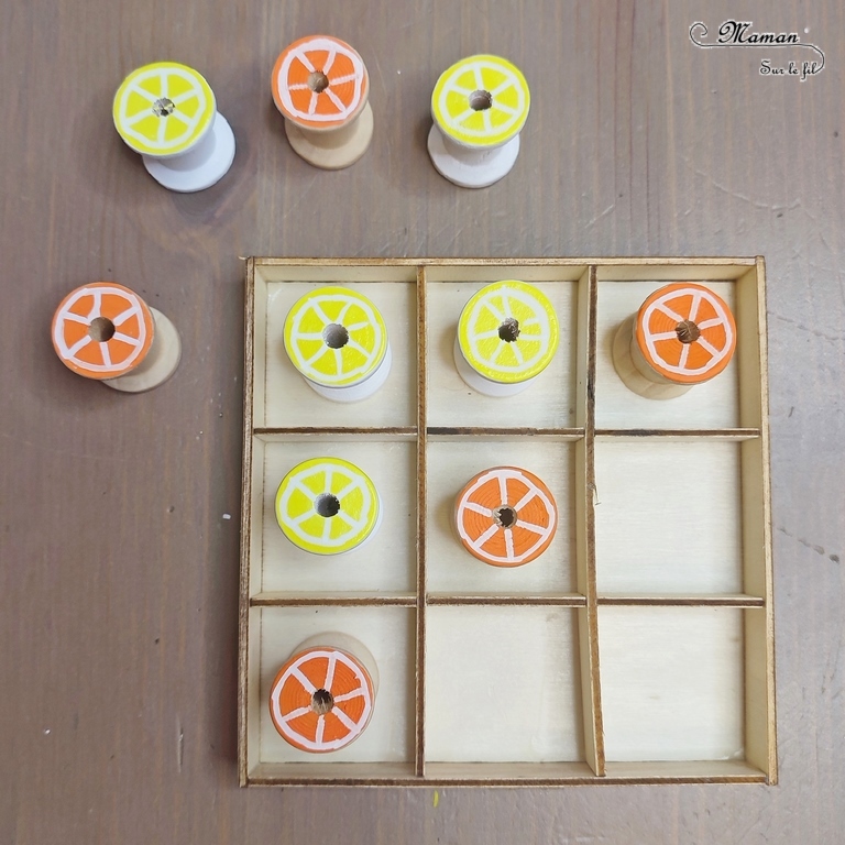 Activité créative et manuelle enfants - Fabriquer un jeu de morpion fruits d'été fait maison - Bricolage facile DIY et récup' - Recyclage de boîte et bobines de fils en bois - Dessin de fruits estivaux et agrumes : citrons et oranges - Tic Tac Toe et Oxo : jeu de logique - Bricolage facile et rigolo - Recyclage et surcyclage - Aliments, fruits, été - Arts visuels Maternelle et élémentaire - Créativité - Cycle 1 ou 2 - mslf