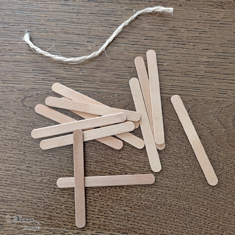 Activité créative et manuelle enfants - Fabriquer un petit tableau d'été en récup' - Bricolage et décoration avec des bâtonnets de glace en bois, des coquillages et de la corde - Peinture au tampon pour représenter la mer et la plage - Récup' Nature - Land art - Décoration pour utiliser les trésors des vacances ramassés sur la plage - Recyclage, surcyclage - Atelier nature - Bricolage facile et rapide pour un thème sur les vacances et de la plage - Arts visuels et atelier Maternelle et élémentaire - Créativité - Cycle 1 ou 2 - tutoriel photos - mslf