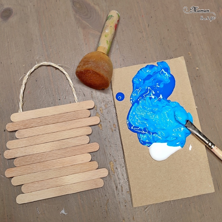 Activité créative et manuelle enfants - Fabriquer un petit tableau d'été en récup' - Bricolage et décoration avec des bâtonnets de glace en bois, des coquillages et de la corde - Peinture au tampon pour représenter la mer et la plage - Récup' Nature - Land art - Décoration pour utiliser les trésors des vacances ramassés sur la plage - Recyclage, surcyclage - Atelier nature - Bricolage facile et rapide pour un thème sur les vacances et de la plage - Arts visuels et atelier Maternelle et élémentaire - Créativité - Cycle 1 ou 2 - tutoriel photos - mslf