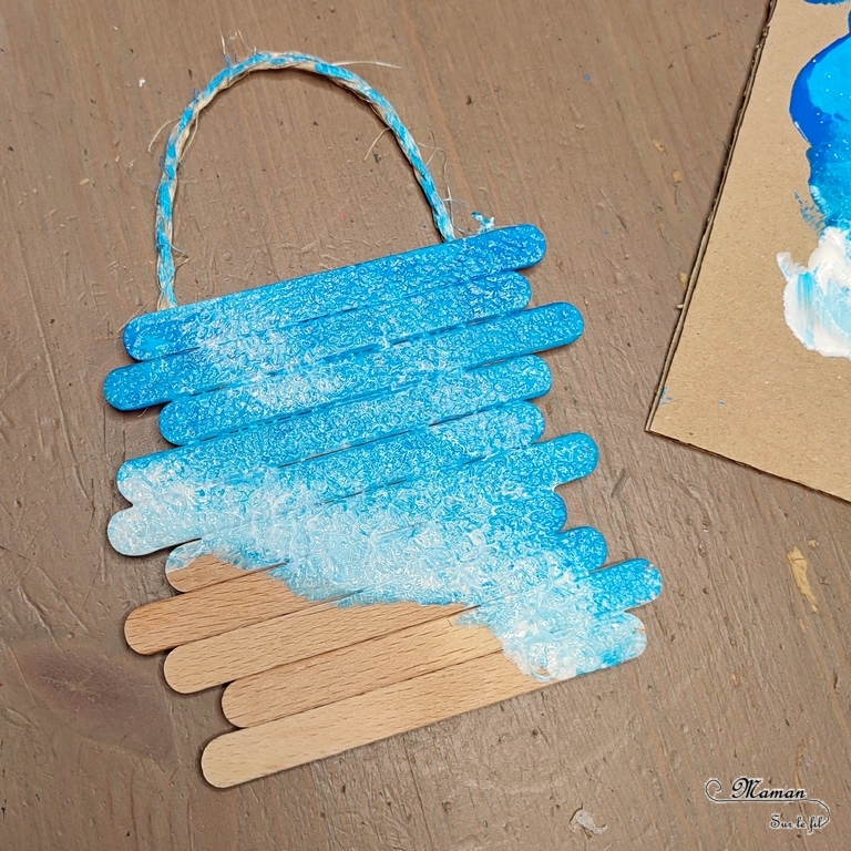 Activité créative et manuelle enfants - Fabriquer un petit tableau d'été en récup' - Bricolage et décoration avec des bâtonnets de glace en bois, des coquillages et de la corde - Peinture au tampon pour représenter la mer et la plage - Récup' Nature - Land art - Décoration pour utiliser les trésors des vacances ramassés sur la plage - Recyclage, surcyclage - Atelier nature - Bricolage facile et rapide pour un thème sur les vacances et de la plage - Arts visuels et atelier Maternelle et élémentaire - Créativité - Cycle 1 ou 2 - tutoriel photos - mslf