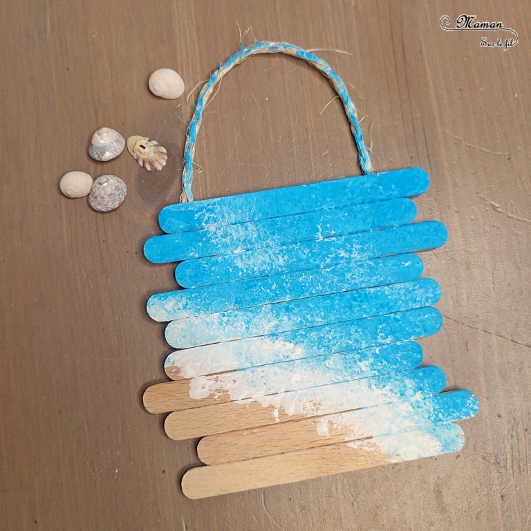 Activité créative et manuelle enfants - Fabriquer un petit tableau d'été en récup' - Bricolage et décoration avec des bâtonnets de glace en bois, des coquillages et de la corde - Peinture au tampon pour représenter la mer et la plage - Récup' Nature - Land art - Décoration pour utiliser les trésors des vacances ramassés sur la plage - Recyclage, surcyclage - Atelier nature - Bricolage facile et rapide pour un thème sur les vacances et de la plage - Arts visuels et atelier Maternelle et élémentaire - Créativité - Cycle 1 ou 2 - tutoriel photos - mslf