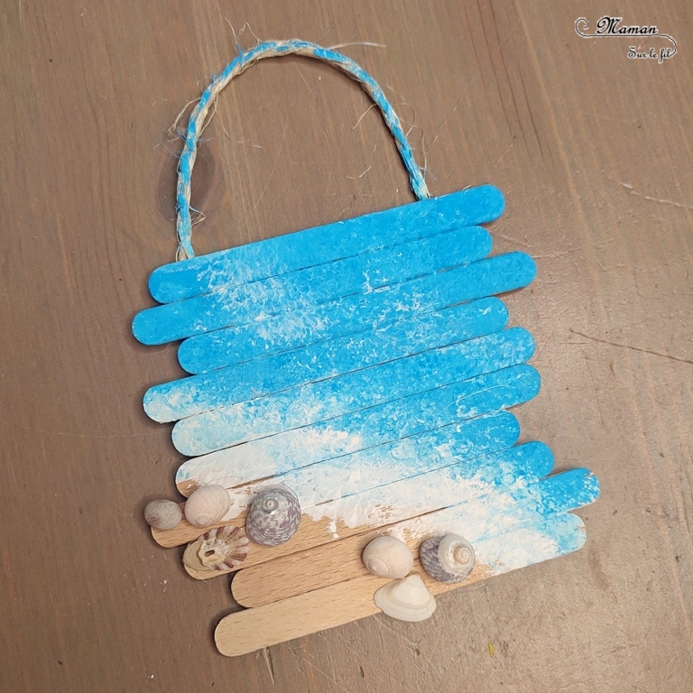 Activité créative et manuelle enfants - Fabriquer un petit tableau d'été en récup' - Bricolage et décoration avec des bâtonnets de glace en bois, des coquillages et de la corde - Peinture au tampon pour représenter la mer et la plage - Récup' Nature - Land art - Décoration pour utiliser les trésors des vacances ramassés sur la plage - Recyclage, surcyclage - Atelier nature - Bricolage facile et rapide pour un thème sur les vacances et de la plage - Arts visuels et atelier Maternelle et élémentaire - Créativité - Cycle 1 ou 2 - tutoriel photos - mslf