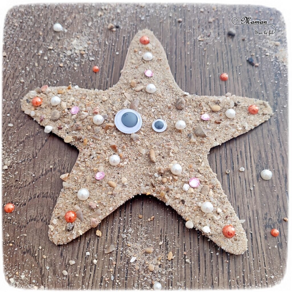 Activité créative et manuelle enfants - Créer une étoile de mer en sable et sequins brillants - Récup' Nature - Land art - Collage et motricité fine - Utiliser les trésors des vacances ramassés sur la plage - Recyclage, surcyclage - Atelier nature - Couleur sable - Bricolage facile et rapide pour un thème sur les animaux marins et de la plage - Arts visuels et atelier Maternelle et élémentaire - Créativité - Cycle 1 ou 2 - tutoriel photos - mslf