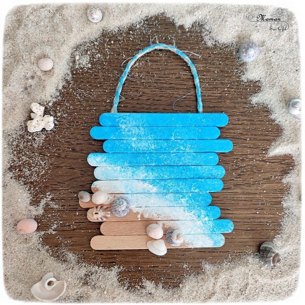 Activité créative et manuelle enfants - Fabriquer un petit tableau d'été en récup' - Bricolage et décoration avec des bâtonnets de glace en bois, des coquillages et de la corde - Peinture au tampon pour représenter la mer et la plage - Récup' Nature - Land art - Décoration pour utiliser les trésors des vacances ramassés sur la plage - Recyclage, surcyclage - Atelier nature - Bricolage facile et rapide pour un thème sur les vacances et de la plage - Arts visuels et atelier Maternelle et élémentaire - Créativité - Cycle 1 ou 2 - tutoriel photos - mslf