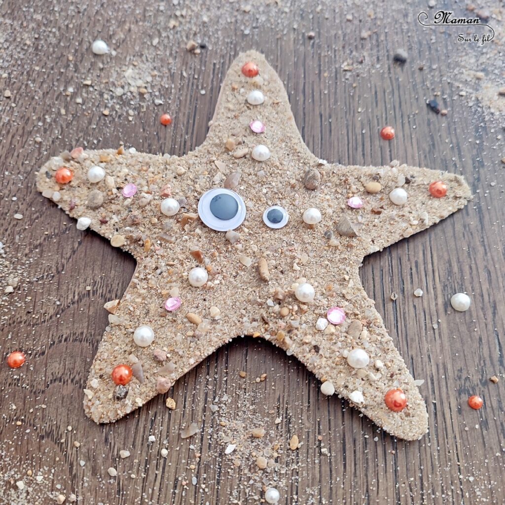 Activité créative et manuelle enfants - Créer une étoile de mer en sable et sequins brillants - Récup' Nature - Land art - Collage et motricité fine - Utiliser les trésors des vacances ramassés sur la plage - Recyclage, surcyclage - Atelier nature - Couleur sable - Bricolage facile et rapide pour un thème sur les animaux marins et de la plage - Arts visuels et atelier Maternelle et élémentaire - Créativité - Cycle 1 ou 2 - tutoriel photos - mslf