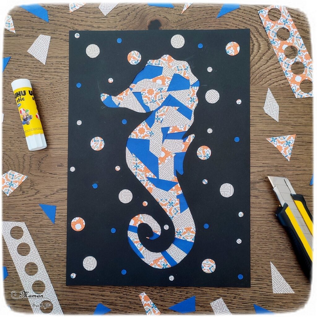 Activité créative et manuelle enfants - Créer un hippocampe en mosaïque de papiers collés - Récup' de chutes de papiers à motifs - Découpage et Collage - Pochoir noir pour le contraste - Utilisation d'une perforatrice - Recyclage, surcyclage - Bricolage facile pour un thème sur les animaux marins, la mer et l'été - Arts visuels et atelier Maternelle et élémentaire - Créativité - Cycle 1 ou 2 - tutoriel photos - mslf