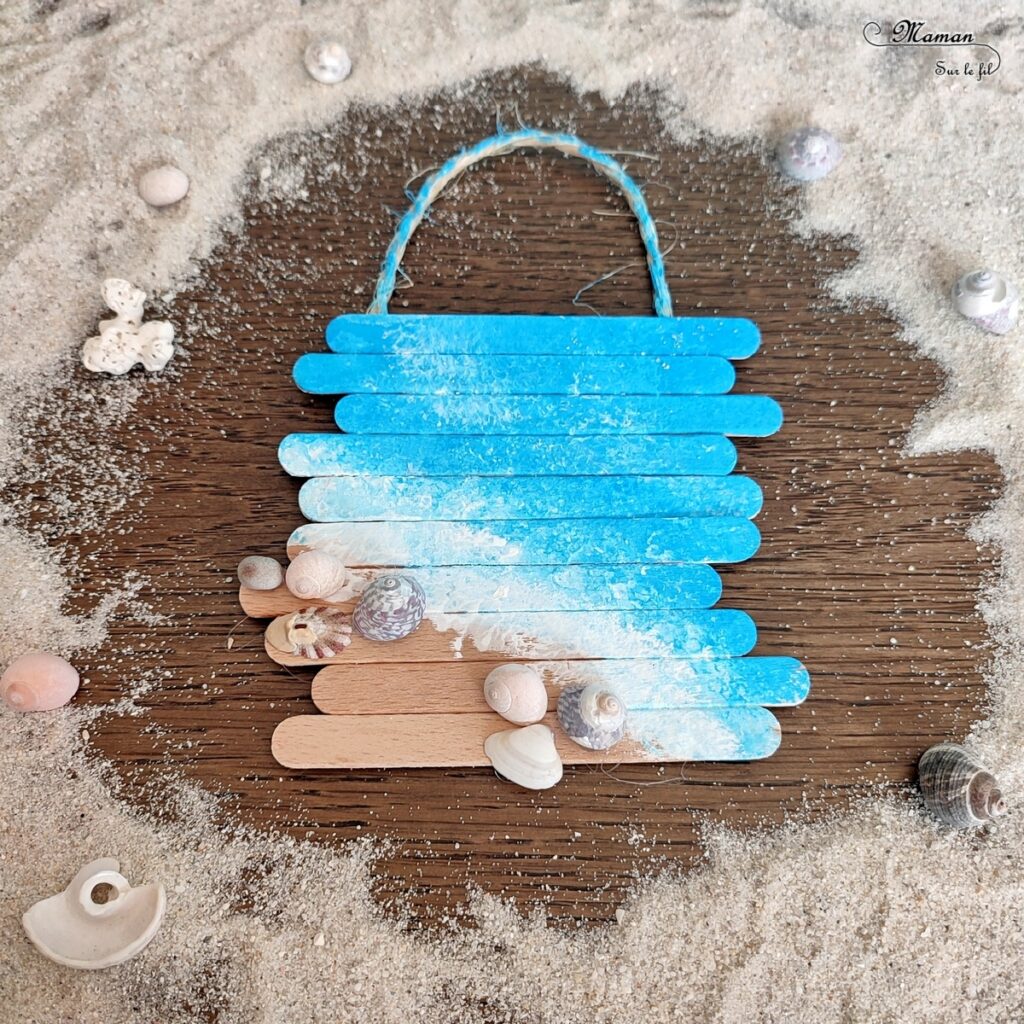 Activité créative et manuelle enfants - Fabriquer un petit tableau d'été en récup' - Bricolage et décoration avec des bâtonnets de glace en bois, des coquillages et de la corde - Peinture au tampon pour représenter la mer et la plage - Récup' Nature - Land art - Décoration pour utiliser les trésors des vacances ramassés sur la plage - Recyclage, surcyclage - Atelier nature - Bricolage facile et rapide pour un thème sur les vacances et de la plage - Arts visuels et atelier Maternelle et élémentaire - Créativité - Cycle 1 ou 2 - tutoriel photos - mslf