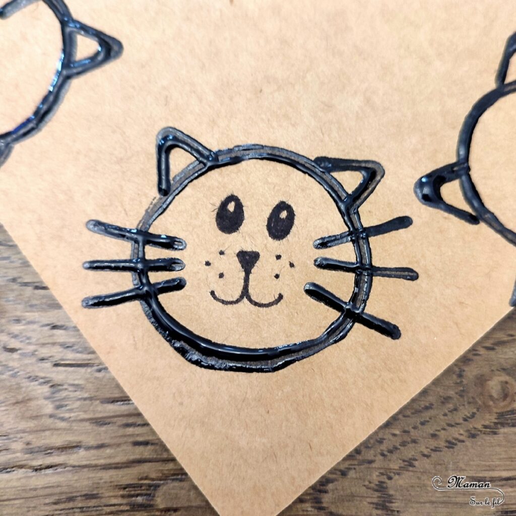 Activité créative et manuelle enfants - Peindre des chats avec des empreintes de rouleaux de papier toilette - Peinture et dessin - Techniques de peinture rigolotes - Coton tige pour les points - Récup' de rouleau de pq - Chats noirs et Kraft pour un thème Halloween - Bricolage facile et rapide pour un thème sur les animaux de la ferme, domestiques ou Halloween - Arts visuels et atelier Maternelle et élémentaire - Créativité - Cycle 1 ou 2 - tutoriel photos - mslf