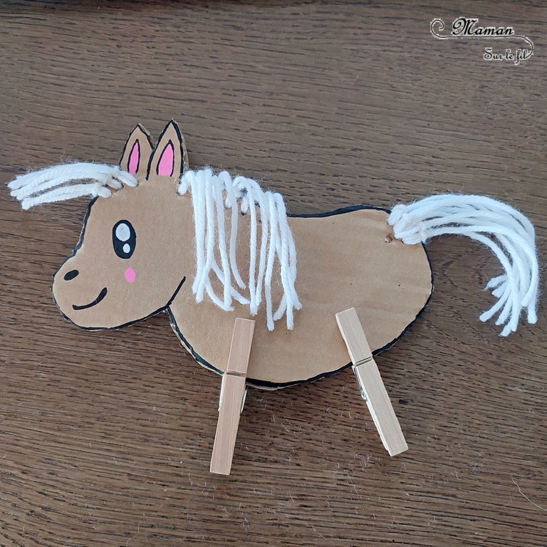 Activité créative et manuelle enfants - Fabriquer un cheval en récup' et laine - Recyclage de carton, de pinces à linge et tissage de laine pour la queue, la crinière et le toupet - Mignon poney - Surcyclage - Bricolage facile et rapide pour un thème sur les animaux de la ferme ou l'équitation - Arts visuels et atelier Maternelle et élémentaire - Créativité - Cycle 1 ou 2 - tutoriel photos - mslf