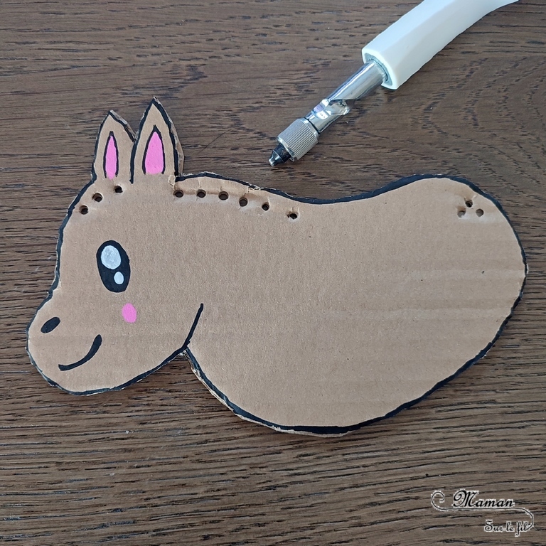 Activité créative et manuelle enfants - Fabriquer un cheval en récup' et laine - Recyclage de carton, de pinces à linge et tissage de laine pour la queue, la crinière et le toupet - Mignon poney - Surcyclage - Bricolage facile et rapide pour un thème sur les animaux de la ferme ou l'équitation - Arts visuels et atelier Maternelle et élémentaire - Créativité - Cycle 1 ou 2 - tutoriel photos - mslf