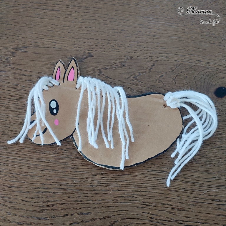 Activité créative et manuelle enfants - Fabriquer un cheval en récup' et laine - Recyclage de carton, de pinces à linge et tissage de laine pour la queue, la crinière et le toupet - Mignon poney - Surcyclage - Bricolage facile et rapide pour un thème sur les animaux de la ferme ou l'équitation - Arts visuels et atelier Maternelle et élémentaire - Créativité - Cycle 1 ou 2 - tutoriel photos - mslf