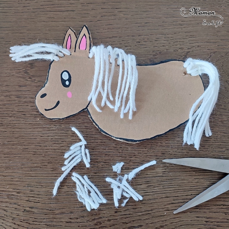 Activité créative et manuelle enfants - Fabriquer un cheval en récup' et laine - Recyclage de carton, de pinces à linge et tissage de laine pour la queue, la crinière et le toupet - Mignon poney - Surcyclage - Bricolage facile et rapide pour un thème sur les animaux de la ferme ou l'équitation - Arts visuels et atelier Maternelle et élémentaire - Créativité - Cycle 1 ou 2 - tutoriel photos - mslf