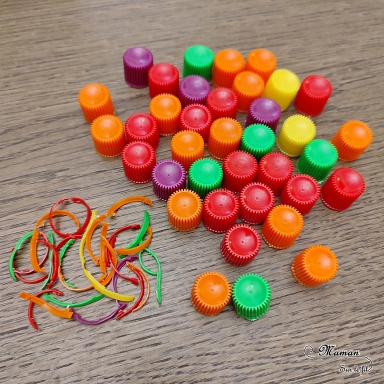 Activité créative et manuelle enfants - Fabriquer un mouton avec des petits bouchons colorés - Bricolage, recyclage, surcyclage, multicolore - Découpage, dessin - Bricolage facile et rapide pour un thème sur les animaux de la ferme ou Pâques - Arts visuels et atelier Maternelle et élémentaire - Créativité - Cycle 1 ou 2 - tutoriel photos - mslf