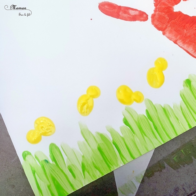 Activité créative et manuelle enfants - Peindre une poule et ses poussins avec des empreintes de doigts et de main - Peinture et dessin - Techniques de peinture rigolotes - Coton tige pour les graines - Peinture et gel pailleté pour l'herbe - Bricolage facile et rapide pour un thème sur les animaux de la ferme, les oiseaux ou Pâques - Arts visuels et atelier Maternelle et élémentaire - Créativité - Cycle 1 ou 2 - tutoriel photos - mslf