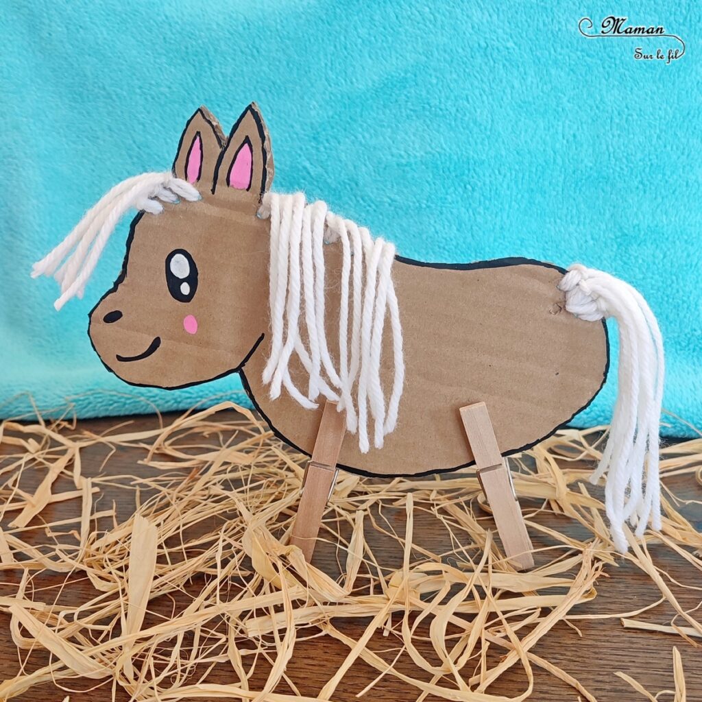 Activité créative et manuelle enfants - Fabriquer un cheval en récup' et laine - Recyclage de carton, de pinces à linge et tissage de laine pour la queue, la crinière et le toupet - Mignon poney - Surcyclage - Bricolage facile et rapide pour un thème sur les animaux de la ferme ou l'équitation - Arts visuels et atelier Maternelle et élémentaire - Créativité - Cycle 1 ou 2 - tutoriel photos - mslf