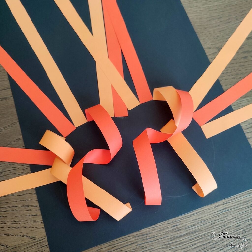 Activité créative et manuelle enfants - Créer une citrouille en 3D avec des bandes de papier - Relief avec du papier découpé, tourné et collé - spirales - Dessin et graphismes - Carton déchiré pour la tige - Thème Halloween, Fruits, Alimentation, Automne - Bricolage facile et rapide - Arts visuels et atelier Maternelle et élémentaire - Créativité - Cycle 1 ou 2 - tutoriel photos - mslf