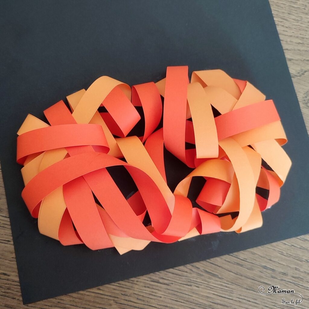 Activité créative et manuelle enfants - Créer une citrouille en 3D avec des bandes de papier - Relief avec du papier découpé, tourné et collé - spirales - Dessin et graphismes - Carton déchiré pour la tige - Thème Halloween, Fruits, Alimentation, Automne - Bricolage facile et rapide - Arts visuels et atelier Maternelle et élémentaire - Créativité - Cycle 1 ou 2 - tutoriel photos - mslf