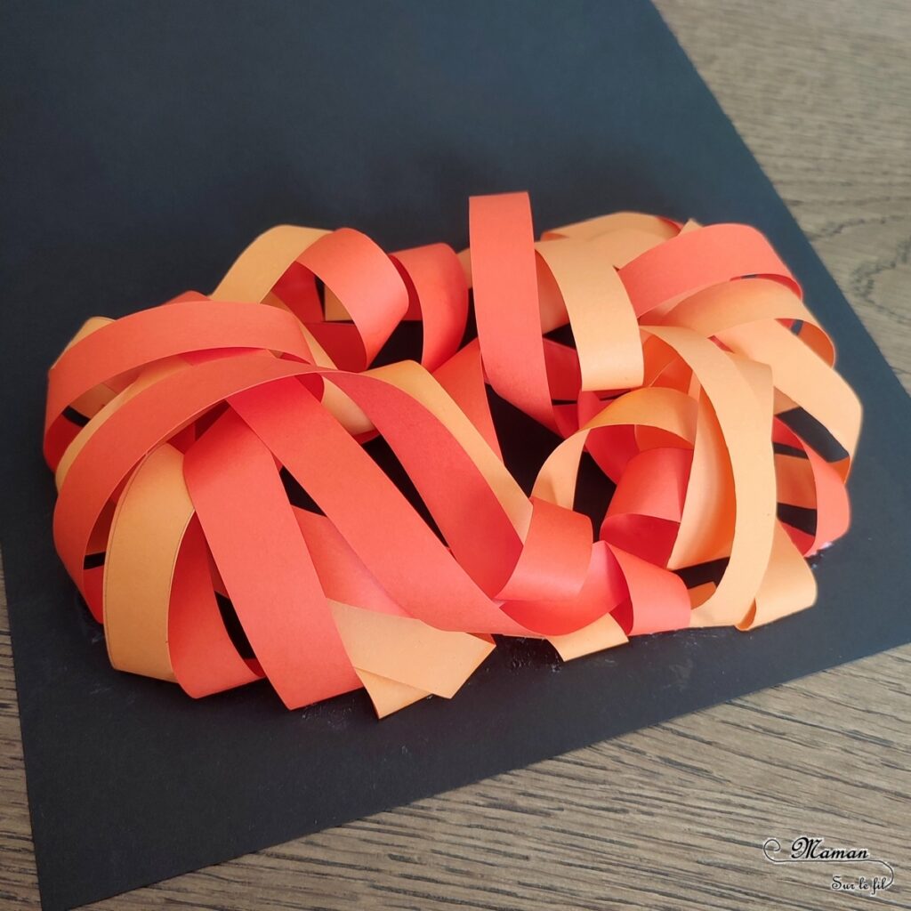 Activité créative et manuelle enfants - Créer une citrouille en 3D avec des bandes de papier - Relief avec du papier découpé, tourné et collé - spirales - Dessin et graphismes - Carton déchiré pour la tige - Thème Halloween, Fruits, Alimentation, Automne - Bricolage facile et rapide - Arts visuels et atelier Maternelle et élémentaire - Créativité - Cycle 1 ou 2 - tutoriel photos - mslf