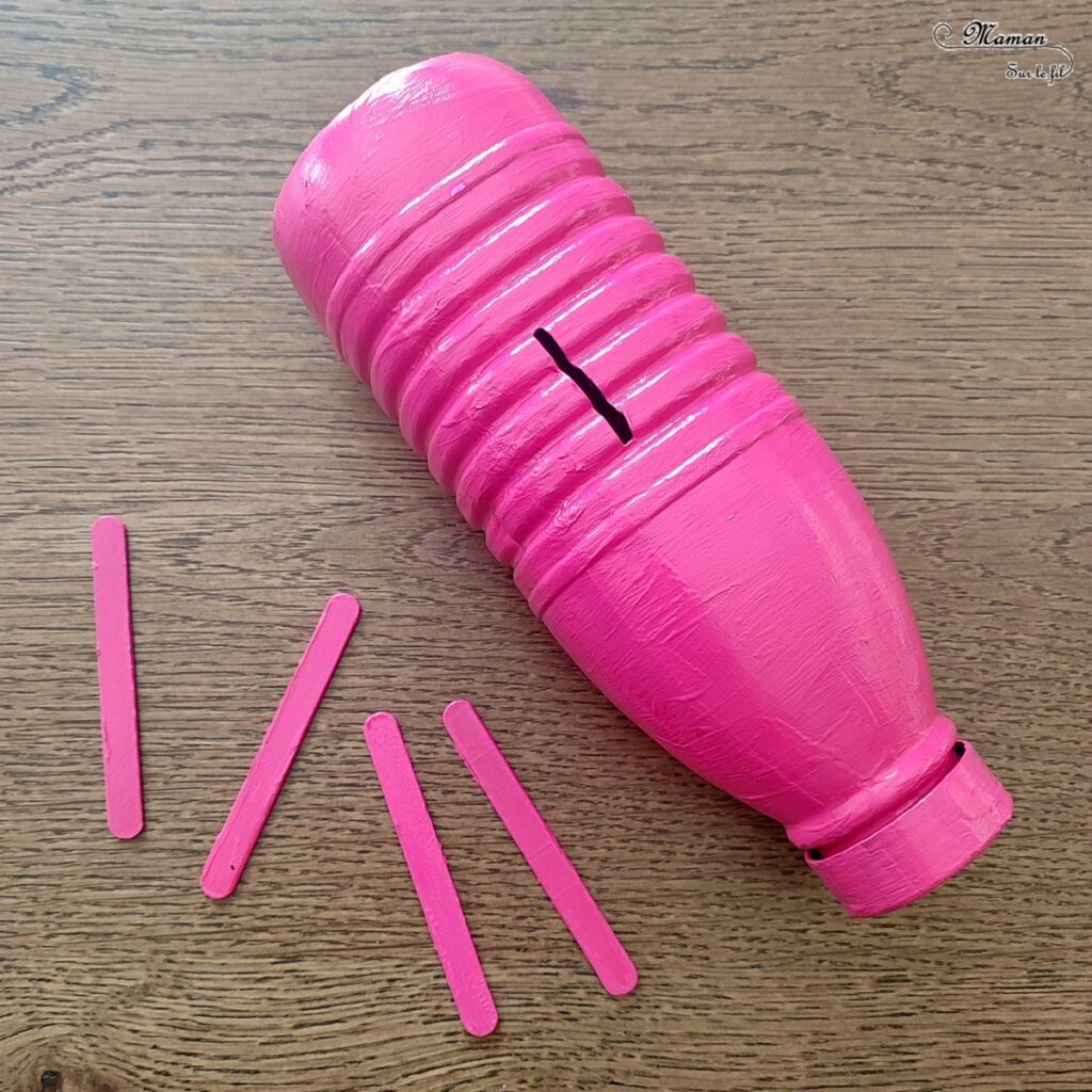 Activité créative et manuelle enfants - Fabriquer un cochon tirelire avec une bouteille de lait - Récup', recyclage, surcyclage - Bâtonnets de glace en bois - Bricolage et Peinture - Bricolage facile et rapide pour un thème sur les animaux de la ferme - Arts visuels et atelier Maternelle et élémentaire - Créativité - Cycle 1 ou 2 - tutoriel photos - mslf