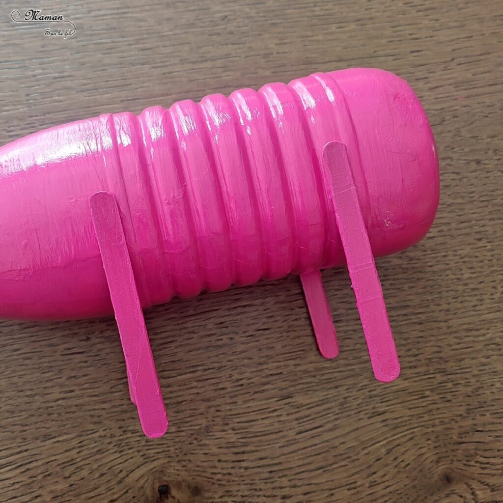 Activité créative et manuelle enfants - Fabriquer un cochon tirelire avec une bouteille de lait - Récup', recyclage, surcyclage - Bâtonnets de glace en bois - Bricolage et Peinture - Bricolage facile et rapide pour un thème sur les animaux de la ferme - Arts visuels et atelier Maternelle et élémentaire - Créativité - Cycle 1 ou 2 - tutoriel photos - mslf