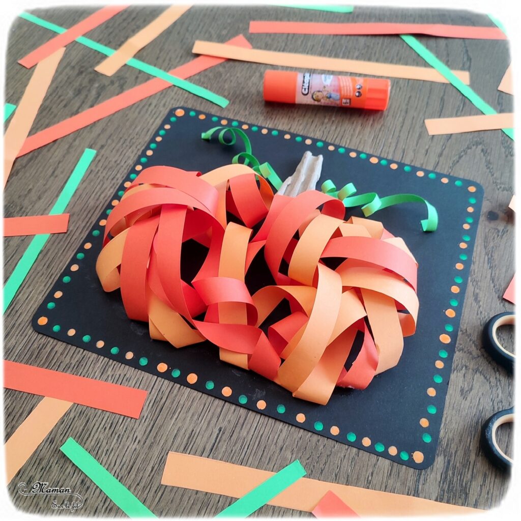 Activité créative et manuelle enfants - Créer une citrouille en 3D avec des bandes de papier - Relief avec du papier découpé, tourné et collé - spirales - Dessin et graphismes - Carton déchiré pour la tige - Thème Halloween, Fruits, Alimentation, Automne - Bricolage facile et rapide - Arts visuels et atelier Maternelle et élémentaire - Créativité - Cycle 1 ou 2 - tutoriel photos - mslf