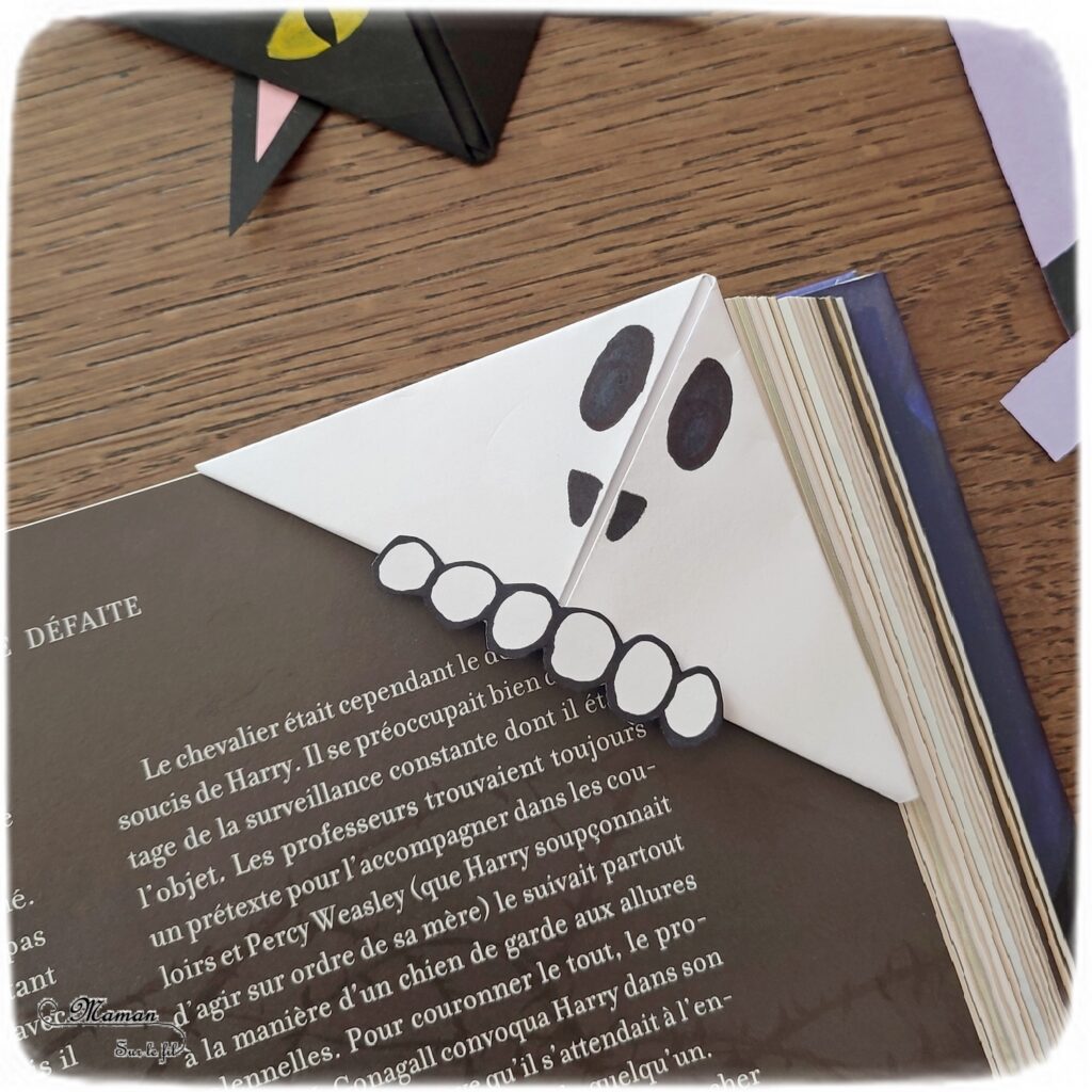 Activité créative et manuelle enfants - Fabriquer des marque-pages pour Halloween - A insérer dans le coin des pages de livre - Plusieurs versions : citrouille, squelette, Frankenstein, sorcière et son chapeau, chat noir, monstres - Origami, tutoriel photos du pliage de papier - Découpage, collage, dessin - Thème Halloween, Créatures légendaires - Bricolage facile et rapide - Arts visuels et atelier Maternelle et élémentaire - Créativité - Cycle 1 ou 2 - tutoriel photos - mslf