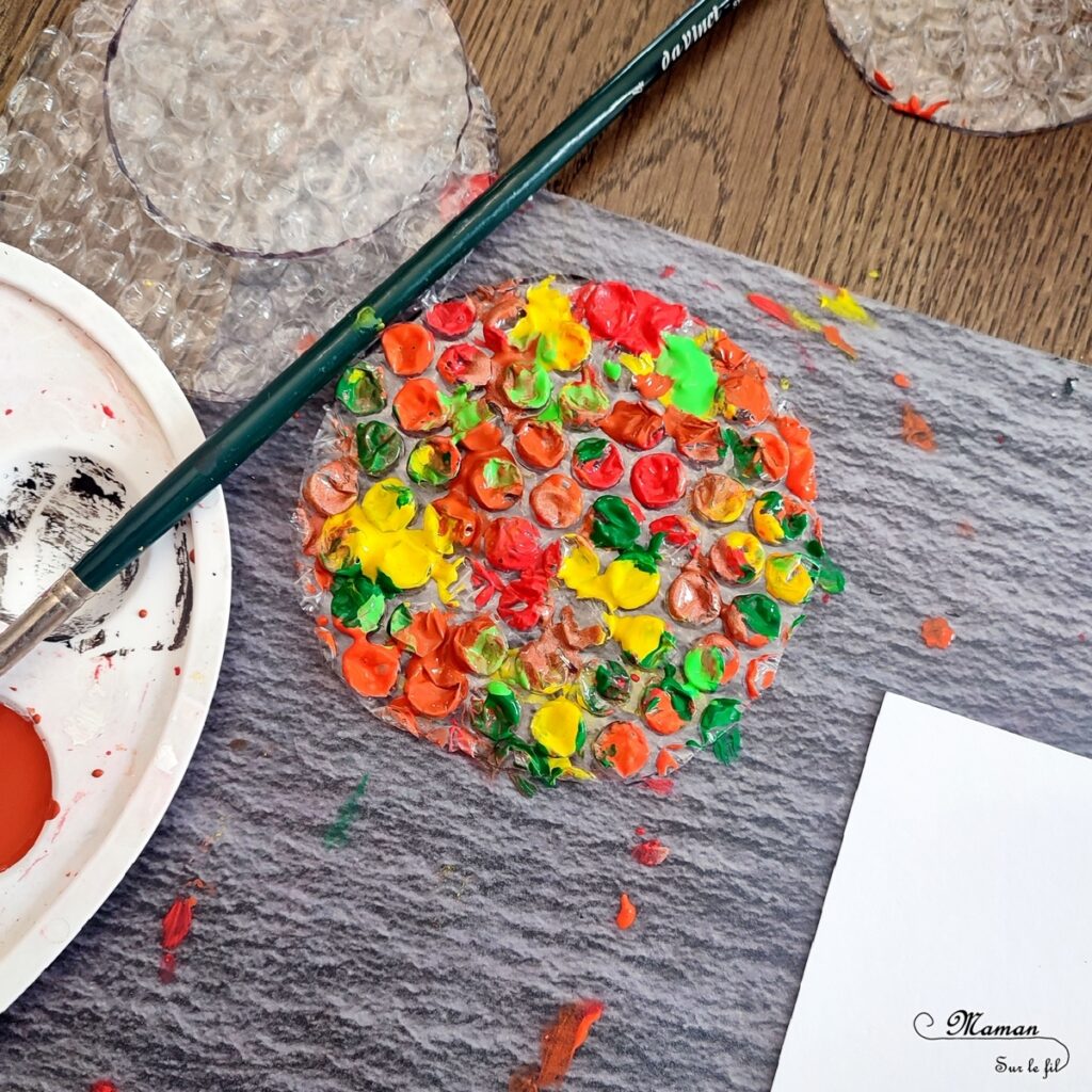 Activité créative et manuelle enfants - Créer des arbres Automne avec du papier à bulles peint - Tableau automnal avec une technique de peinture rigolote - Récup', recyclage, surcyclage - Découpage, peinture, collage, cercle et dessin - Arts visuels - Bricolage - Thème Automne, forêt, arbres - Bricolage facile et rapide - Arts visuels et atelier Maternelle et élémentaire - Créativité - Cycle 1 ou 2 - tutoriel photos - mslf