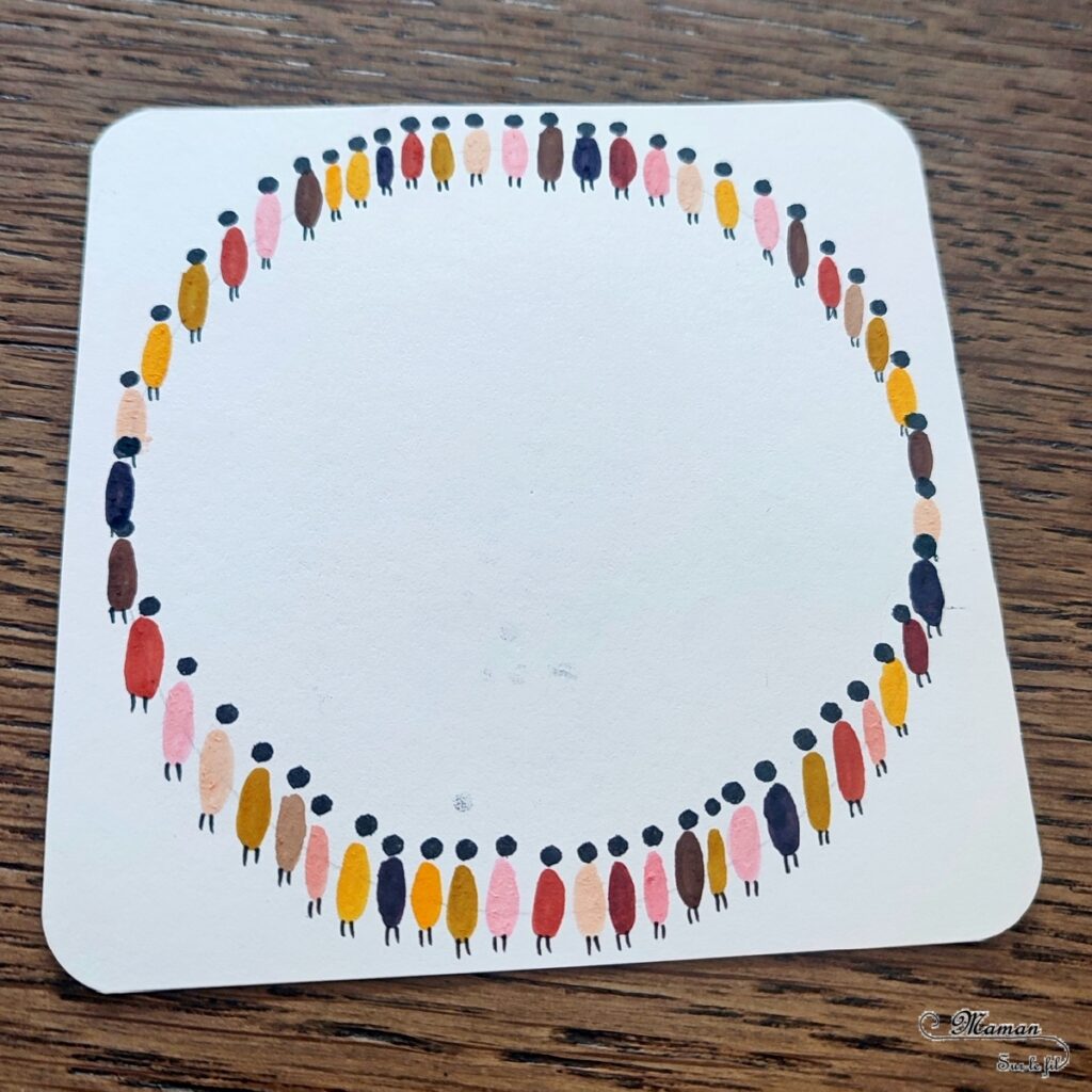 Activité créative et manuelle enfants - Dessiner un cercle de gens de différentes couleurs qui se tiennent la main - Thème autour du monde, géographie, amour, respect, bienveillance, acceptation des différences - Technique de dessin facile - Effet relief et ombres - Feutres différentes couleurs de peau - Facile et rapide - Carte à offrir - Arts visuels et atelier Maternelle et élémentaire - Créativité - Cycle 1 ou 2 - tutoriel photos - mslf