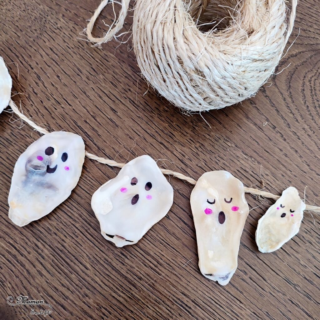 Activité créative et manuelle enfants - Fabriquer une guirlande de fantômes avec des coquilles d'huîtres - Bricolage facile et rapide pour une décoration Halloween - Dessin - Nature, Land Art et corde - Thème Halloween mignon - Arts visuels et atelier Maternelle et élémentaire - Créativité - Cycle 1 ou 2 - tutoriel photos - Bricolage avec les coquillages ramassés sur la plage - mslf