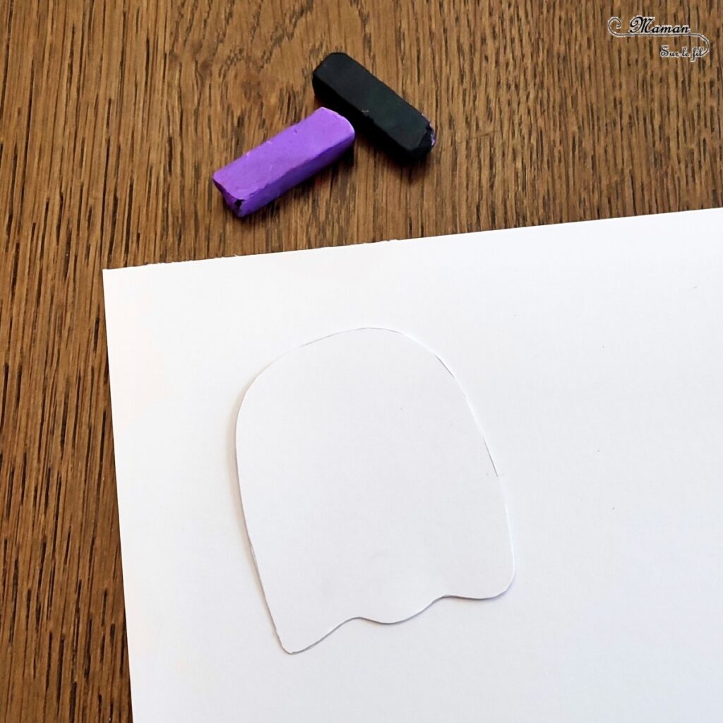 Activité créative et manuelle enfants - Créer des fantômes avec des pastels étalés - Technique avec des pastels secs qui donne un effet lumineux - aux couleurs d'Halloween : violet et noir - Etaler le pastel avec le doigts, sensoriel - Dessin - Thème Halloween mignon - Bricolage facile et rapide - Arts visuels et atelier Maternelle et élémentaire - Créativité - Cycle 1 ou 2 - tutoriel photos - mslf