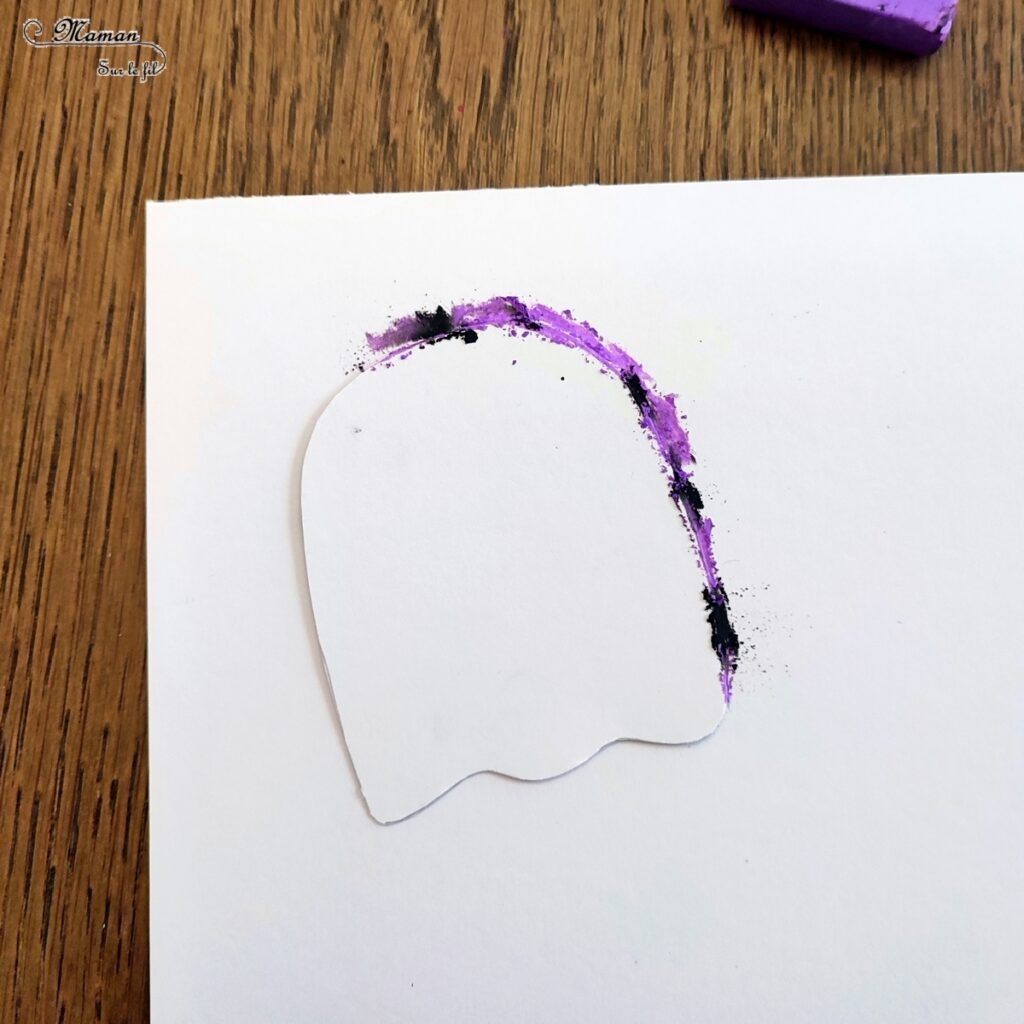 Activité créative et manuelle enfants - Créer des fantômes avec des pastels étalés - Technique avec des pastels secs qui donne un effet lumineux - aux couleurs d'Halloween : violet et noir - Etaler le pastel avec le doigts, sensoriel - Dessin - Thème Halloween mignon - Bricolage facile et rapide - Arts visuels et atelier Maternelle et élémentaire - Créativité - Cycle 1 ou 2 - tutoriel photos - mslf