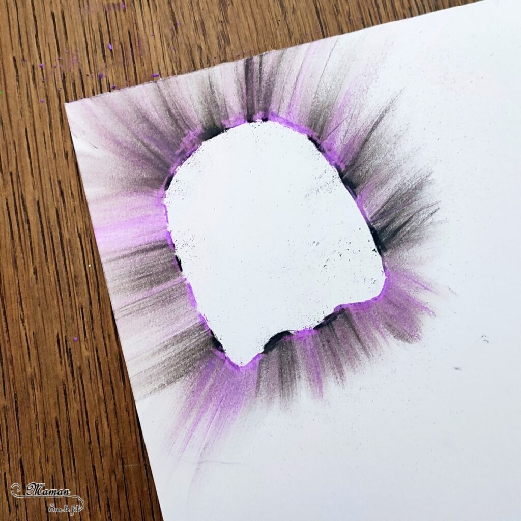 Activité créative et manuelle enfants - Créer des fantômes avec des pastels étalés - Technique avec des pastels secs qui donne un effet lumineux - aux couleurs d'Halloween : violet et noir - Etaler le pastel avec le doigts, sensoriel - Dessin - Thème Halloween mignon - Bricolage facile et rapide - Arts visuels et atelier Maternelle et élémentaire - Créativité - Cycle 1 ou 2 - tutoriel photos - mslf