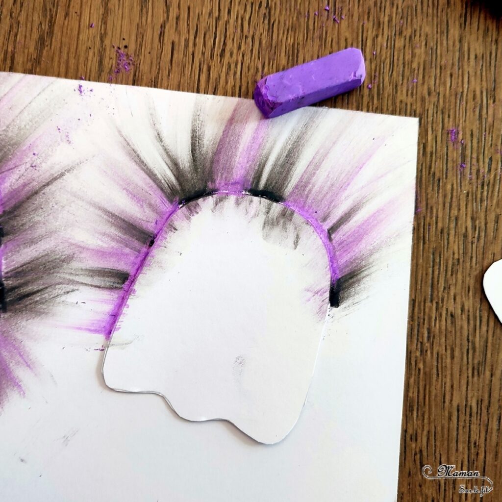 Activité créative et manuelle enfants - Créer des fantômes avec des pastels étalés - Technique avec des pastels secs qui donne un effet lumineux - aux couleurs d'Halloween : violet et noir - Etaler le pastel avec le doigts, sensoriel - Dessin - Thème Halloween mignon - Bricolage facile et rapide - Arts visuels et atelier Maternelle et élémentaire - Créativité - Cycle 1 ou 2 - tutoriel photos - mslf