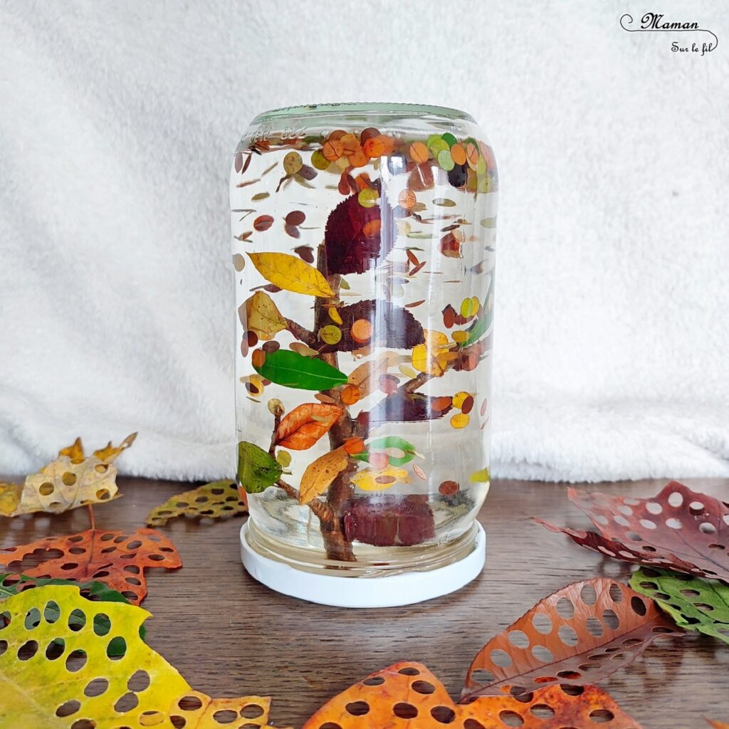 Activité créative et manuelle enfants - Fabriquer une boule à neige automnale avec un vieux bocal - Récup' et Nature - Arbre et feuilles d'automne - Perforer des feuilles mortes - Perforatrice et motricité fine - Thème Automne - Bricolage et décoration facile et rapide - Arts visuels et atelier Maternelle et élémentaire - Créativité - Cycle 1 ou 2 - tutoriel photos - mslf