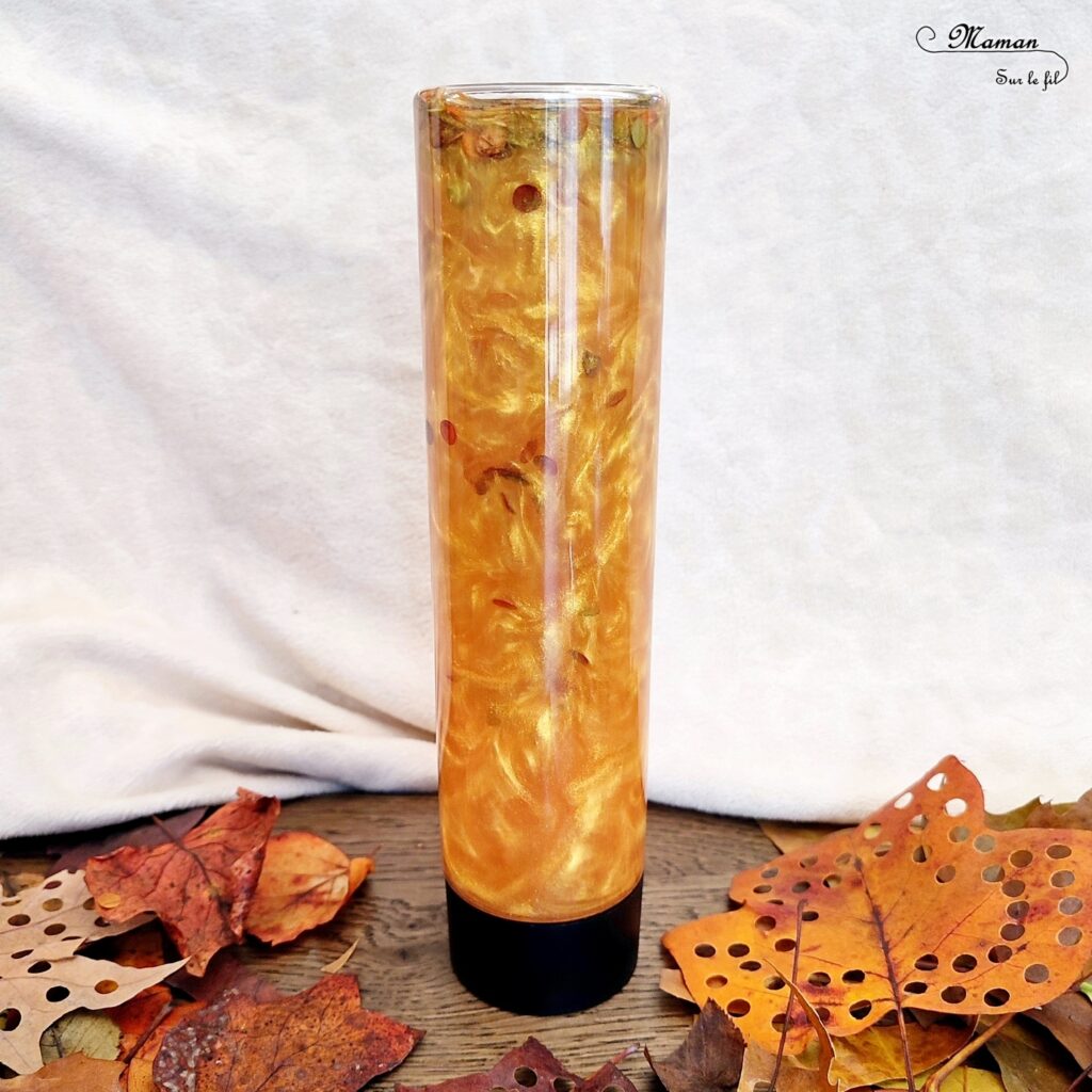 Activité créative et manuelle enfants - Fabriquer une bouteille sensorielle automnale avec un des feuilles mortes perforées - Récup' et Nature - Utiliser et recycler les feuilles d'automne - Perforer des feuilles - Perforatrice et motricité fine - Glycérine et poudre de mica pour effet boule à neige et psychédélique, magique - Thème Automne - Bricolage et décoration facile et rapide - Pour tout petits et atelier Maternelle et élémentaire - Créativité - Cycle 1 ou 2 - tutoriel photos et vidéo - mslf