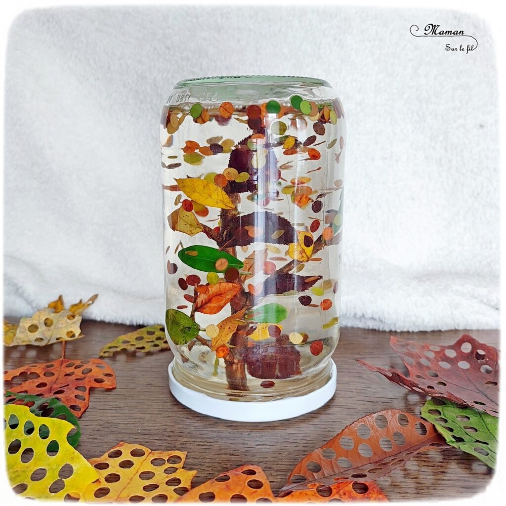 Activité créative et manuelle enfants - Fabriquer une boule à neige automnale avec un vieux bocal - Récup' et Nature - Arbre et feuilles d'automne - Perforer des feuilles mortes - Perforatrice et motricité fine - Thème Automne - Bricolage et décoration facile et rapide - Arts visuels et atelier Maternelle et élémentaire - Créativité - Cycle 1 ou 2 - tutoriel photos - mslf