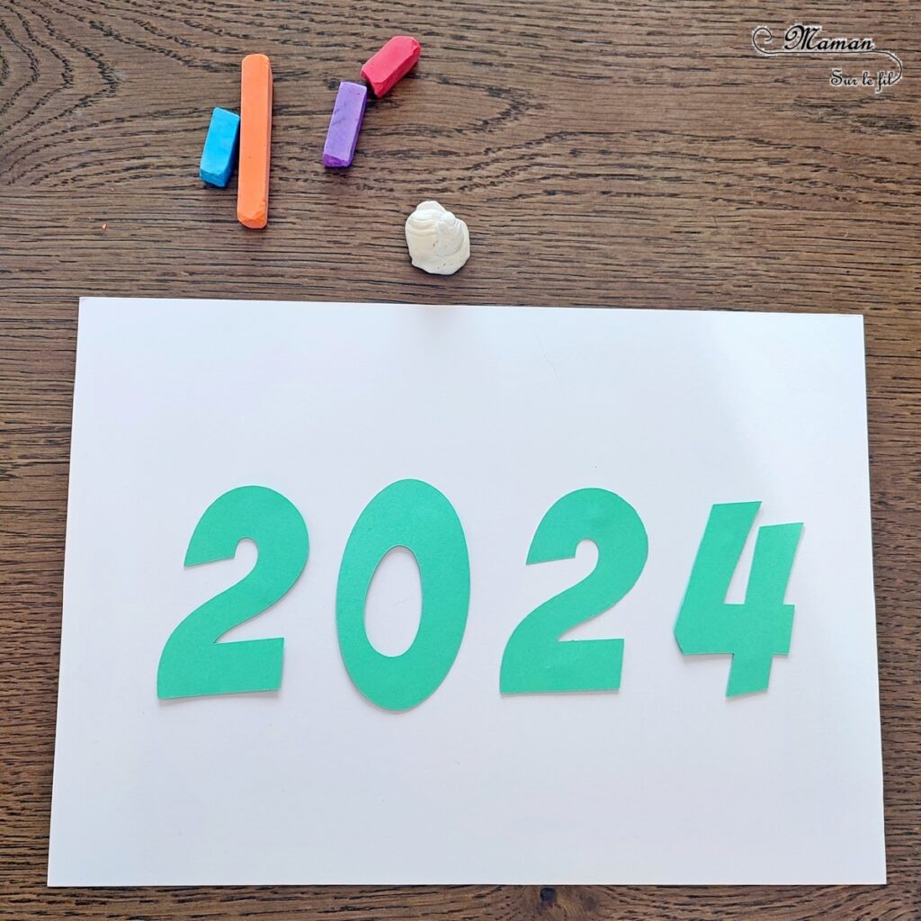 Créer une carte pour fêter une bonne année 2024 avec des pastels étalés : activité créative et manuelle enfants - Bricolage facile et rapide de cartes DIY - Carte de voeux fait maison - Découpage et technique des pastels secs étalés aux doigts pour un effet lumineux et coloré - Arts visuels et Bricolage maternelle ou élémentaire (cycles 1 et 2) - Thème Nouvelle année, bonne année, nouvel an - Créativité - tutoriel photos - mslf